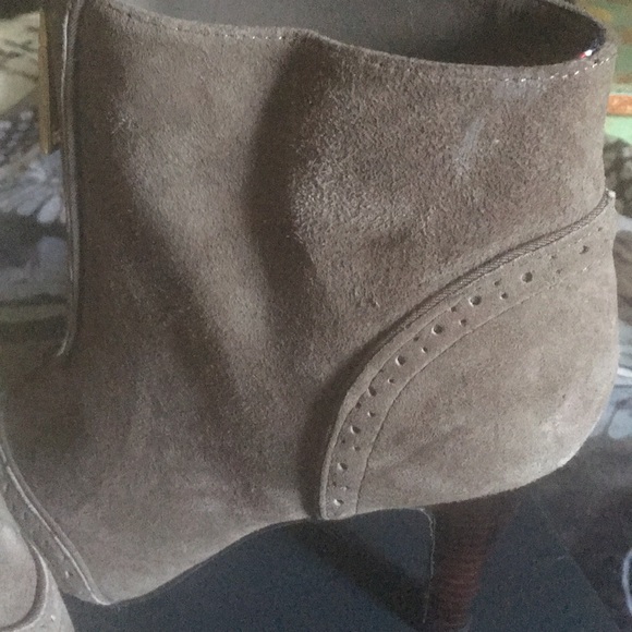 Trendy Wing-tip style bootie - Picture 4 of 4